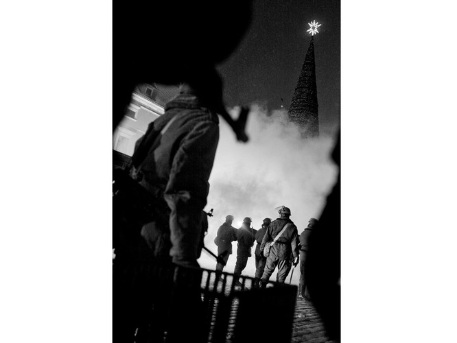 Rekonstrukcja walk z ZOMO na Placu Zamkowym