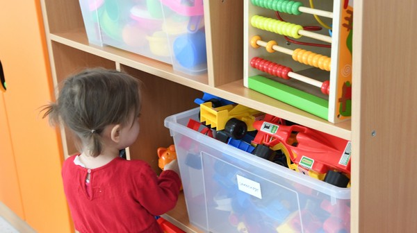 Na obecną chwilę w Krakowie mamy ponad 12 tys. miejsc w żłobkach. Jednak wciąż budują się nowe osiedla, mieszkańców przybywa, więc coraz trudniej zarezerwować placówkę dla swojego malucha