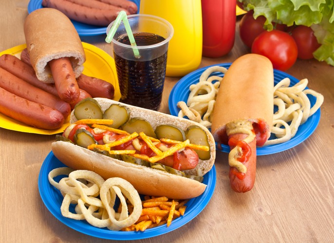 <b>Hot dogs</b><br />Podgrzana bułka z parówką w środku, w wersji z musztardą, keczupem, piklami i innymi dodatkami albo w wersji na patyku (corn dog). Ponoć najlepsze można kupić w ulicznych budkach na Manhattanie