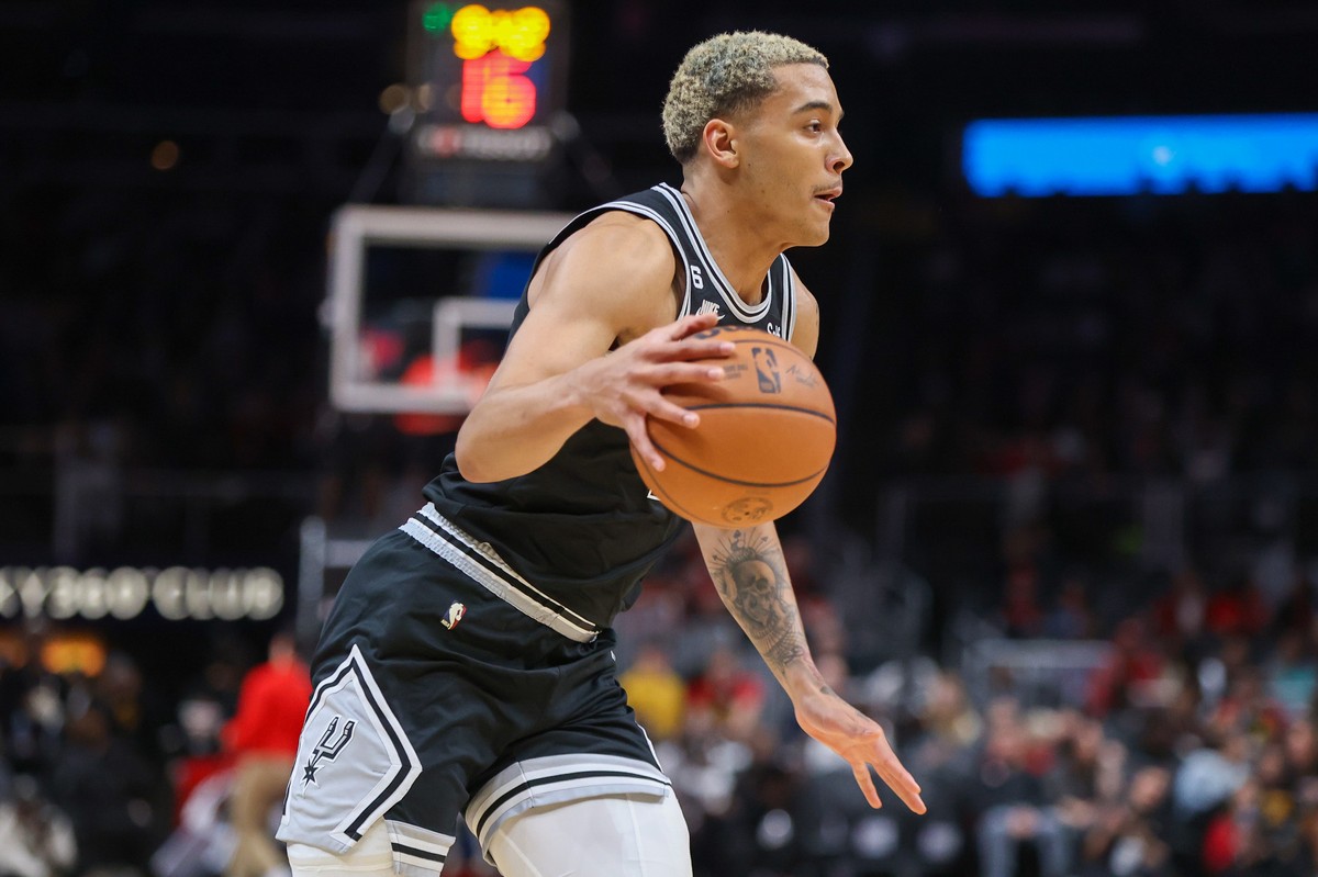 Feb 11, 2023; Atlanta, Georgia, USA; San Antonio Spurs forward Jeremy Sochan (10) dribbles against the Atlanta Hawks in the first quarter at State Farm Arena. Mandatory Credit: Brett Davis-USA TODAY Sports/Sipa USA KOSZYKOWKA NBA FOT. SIPAUSA/NEWSPIX.PL POLAND ONLY! --- Newspix.pl *** Local Caption *** www.newspix.pl mail us: zamowienia@newspix.pl --- Polish Picture Agency by Ringier Axel Springer Poland