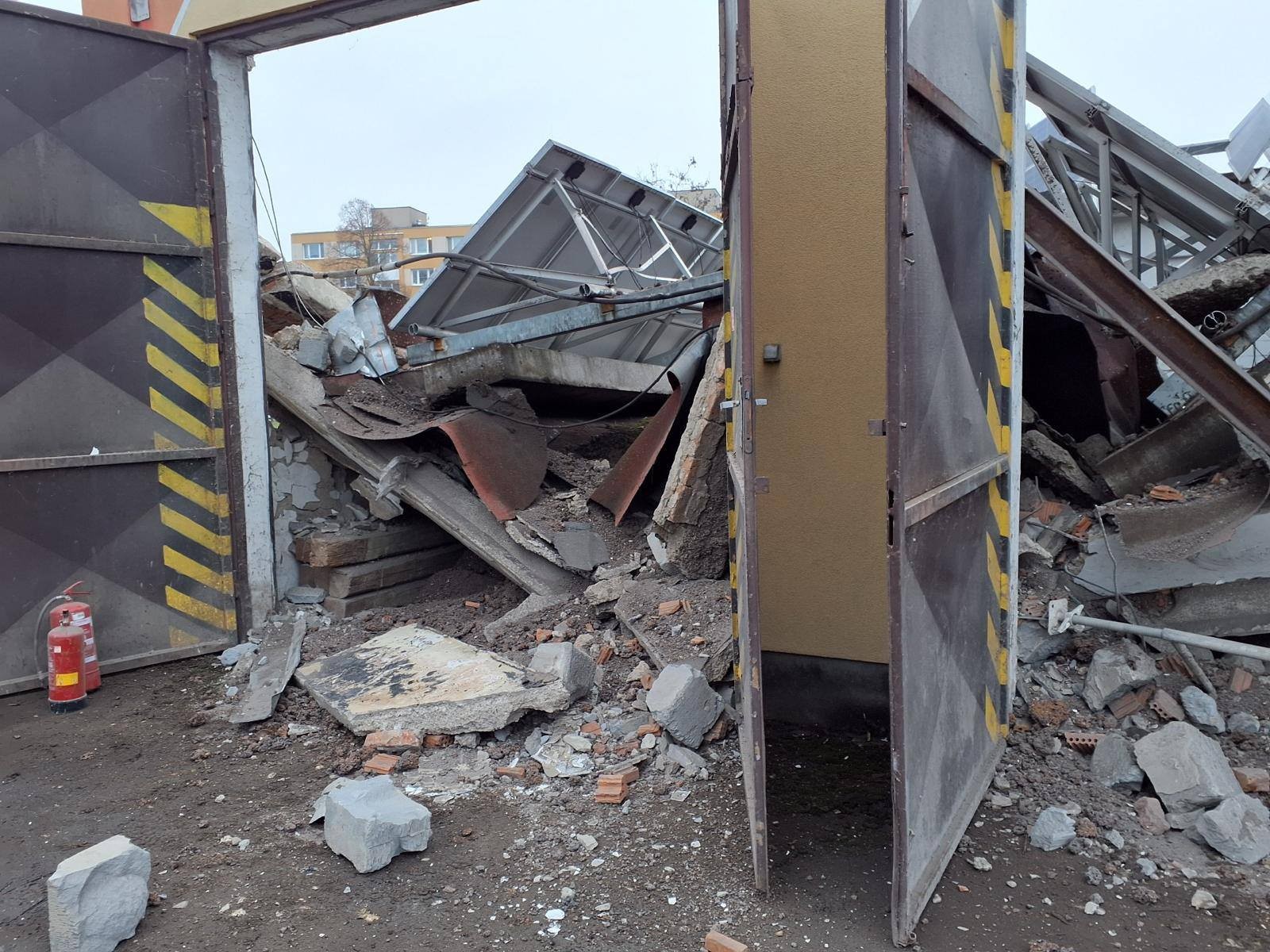 Pád strechy vo Veľkých Kapušanoch.