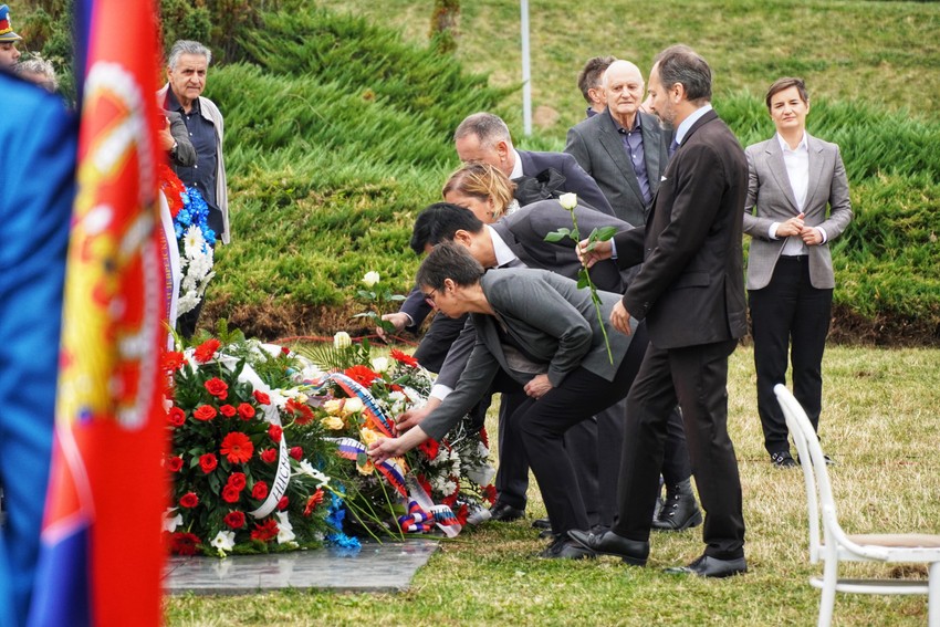 Premijerka je predvodila državnu komemorativnu svečanost povodom Dana sećanja na stradanje Srba, Roma i Jevreja u Jajincima