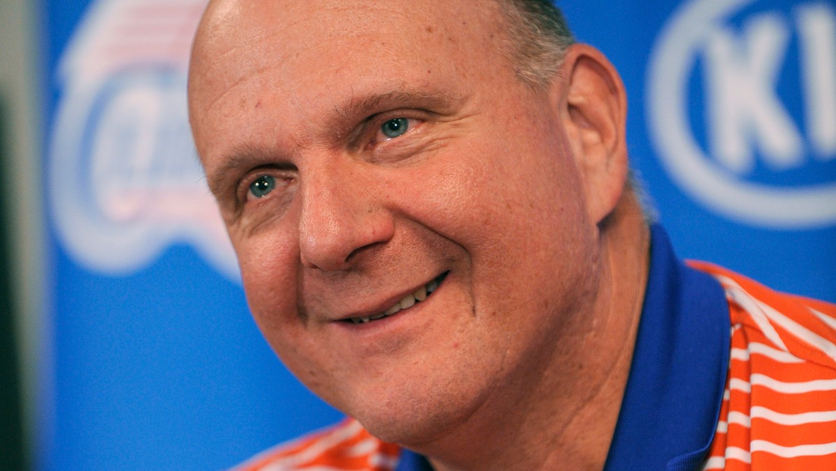 Steve Ballmer, jeden z najbogatszych ludzi na świecie i właściciel Los Angeles Clippers, zaszalał podczas środowego meczu swojego klubu, w przerwie którego mini koncert dawała Fergie. W sieci krąży wideo pokazujące, jak bardzo był on podekscytowany występem artystki.