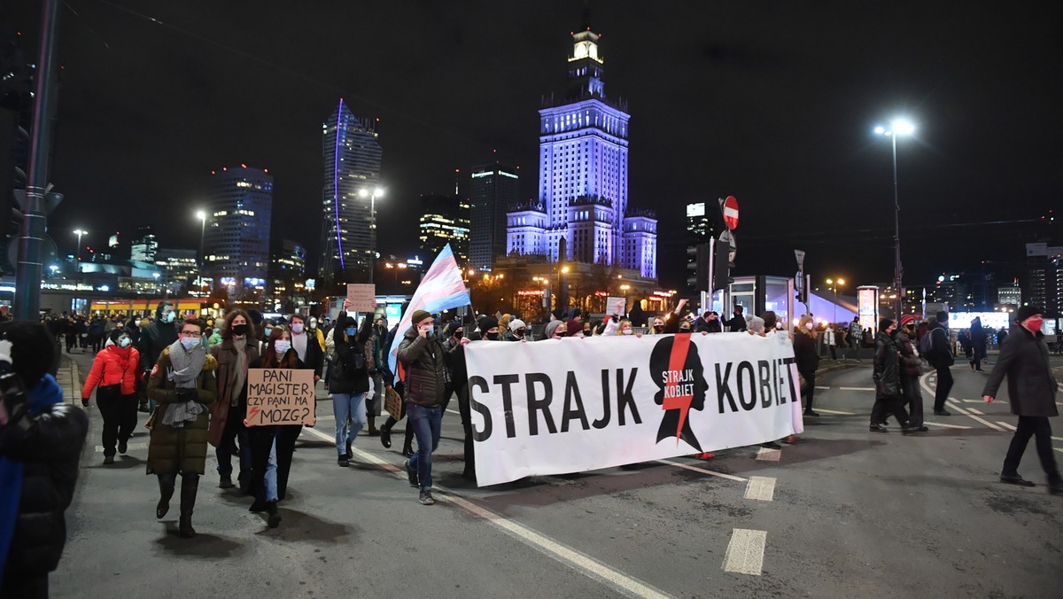 Uczestniczy protestu w Warszawie po opublikowaniu w Dzienniku Ustaw wyroku TK ws. aborcji.