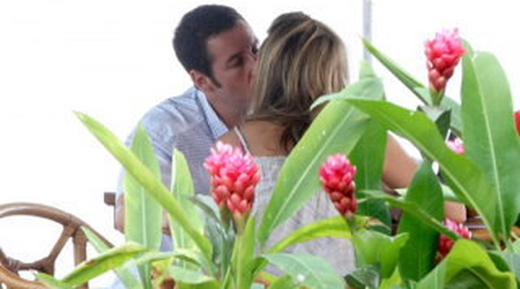 Lebuktak! Csókot váltott Jennifer Aniston és Adam Sandler