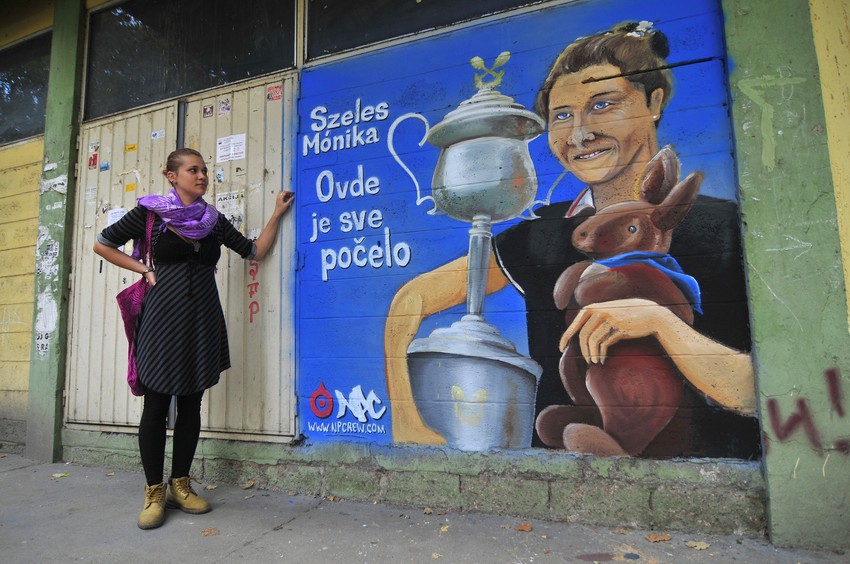 Marija Jevtić pored murala Moniki Seleš