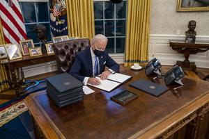Joe Biden - pierwsze decyzje prezydenta. Zmiany dot. polityki imigracyjnej i COVID