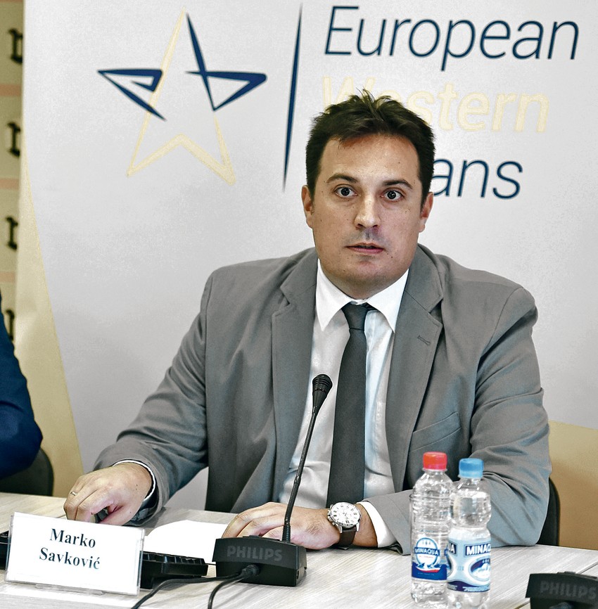 Povlačenje priznanja nezavisnosti Kosova je nastavak pritiska Beograda na Prištinu dok se opet ne sedne za pregovarački sto, rekao je Marko Savković iz Beogradskog fonda za političku izuzetnost