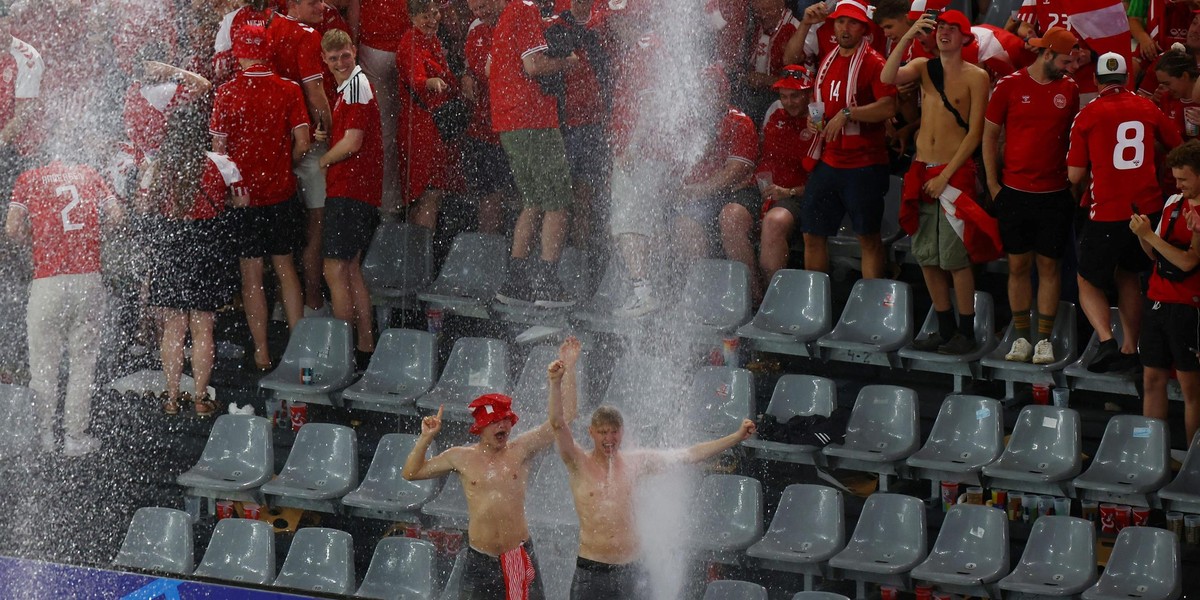 Nad stadionem w Dortmundzie rozpętało się piekło.