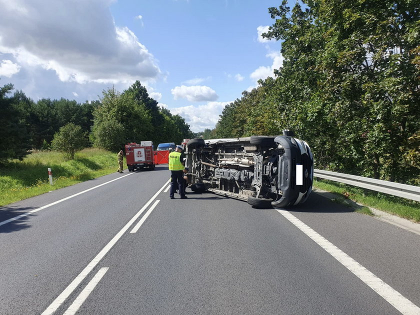 Tragiczny wypadek na drodze w Zdrojewie. Przewrócone auto dostawcze zablokowało drogę.