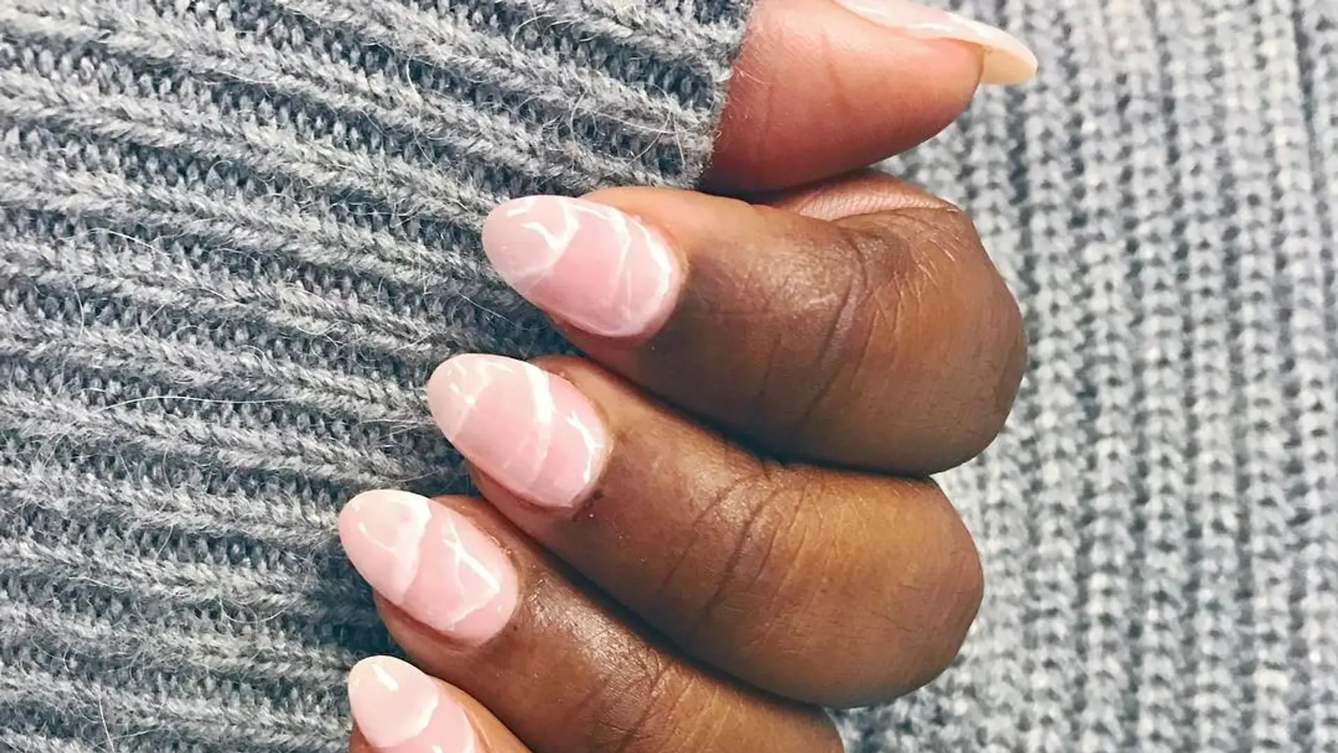 ​Kwarcowy manicure, to różowy trend, który może konkurować z rose gold?