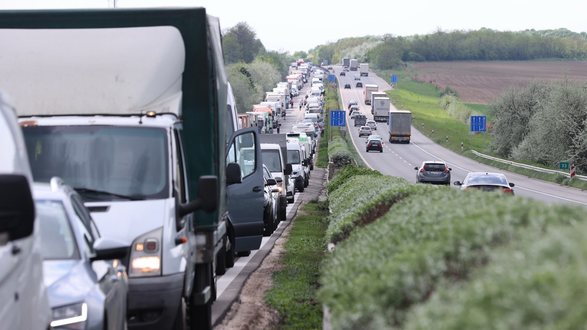 Káosz van az M1-es autópályán: két helyen is tömegbaleset történt