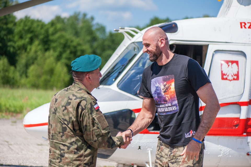 
Marcin Gortat odwiedził żołnierzy z Giżycka