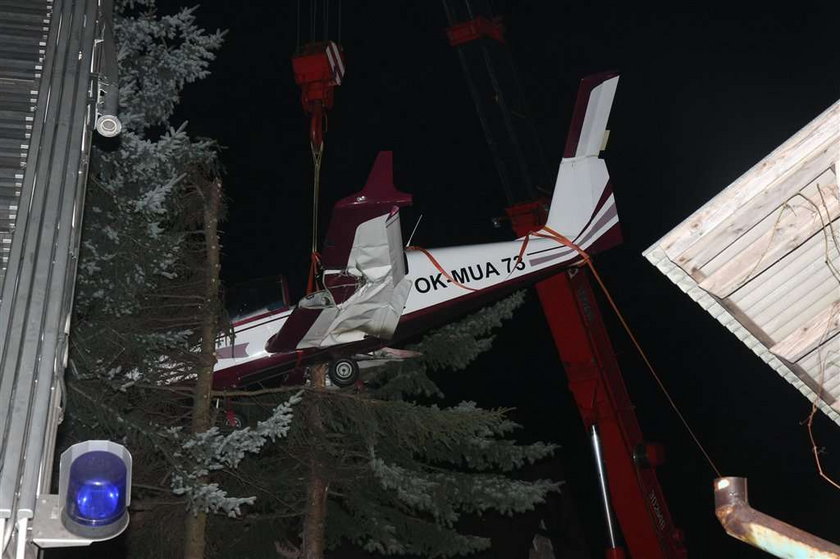 Samolot zawisł na drzewie pod Krakowem! FOTO