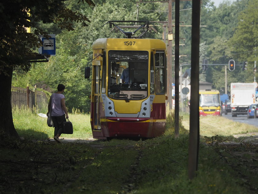 Uwięzione tramwaje w Łodzi mają 34 godziny opóźnienia. To są skutki nawałnicy 