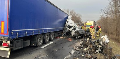 Dramat w Dąbrowie Górniczej. Bus zmiażdżony między tirami [ZDJĘCIA]