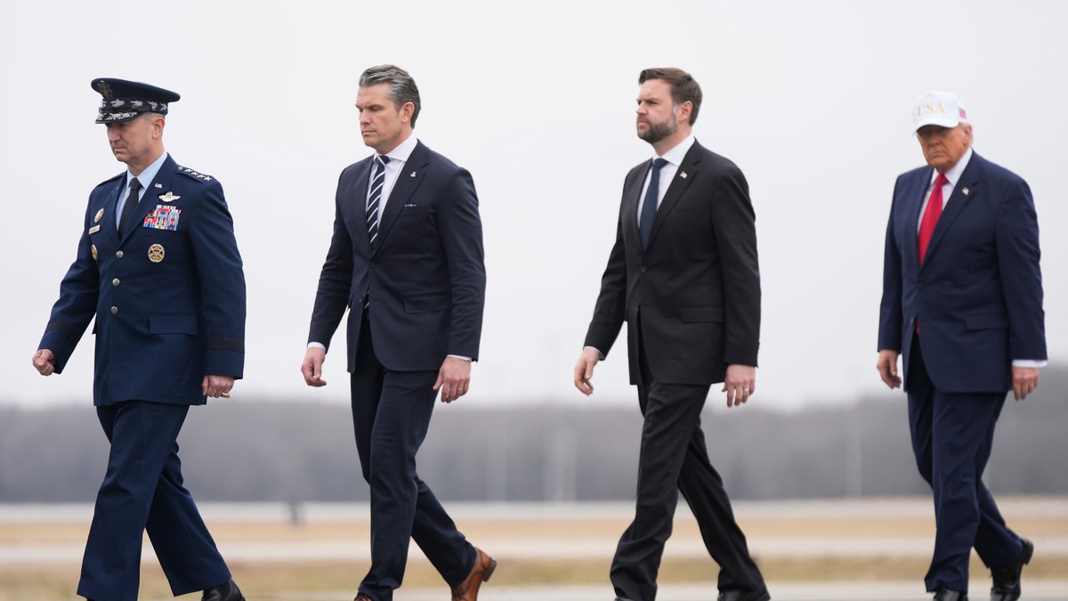 General Den Kejn, Pit Hegset, Džej Di Vens i Donald Tramp tokom povratka tela šestorice američkih vojnika poginulih u iranskom napadu u Kuvajtu, u bazi Dover u Delaveru 7. marta