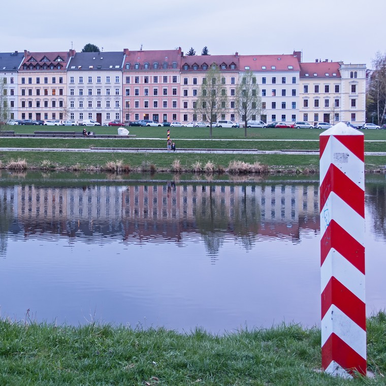 Niemieckie Goerlitz widziane z polskiego brzegu Nysy Łużyckiej