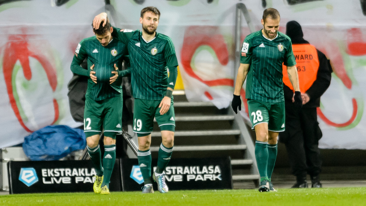 Śląsk Wrocław nie zdecydował się na przedłużenie wygasających 30 czerwca kontraktów z 34-letnim obrońcą Krzysztofem Ostrowskim, 25-letnim pomocnikiem Konradem Kaczmarkiem i 27-letnim ukraińskim pomocnikiem Ihorem Tyszczenko - czytamy na oficjalnej stronie dolnośląskiej ekipy.