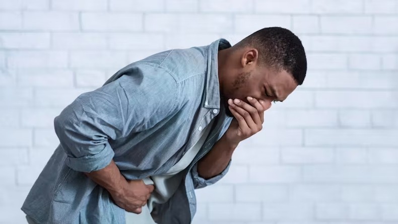 homme-noir-nausee-mal-estomac-intoxication-alimentaire