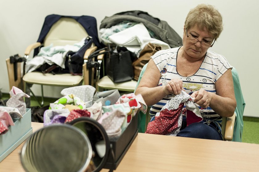 Katowice. Szycie chust dla kobiet w Uniwersyteckim Centrum Klinicznym