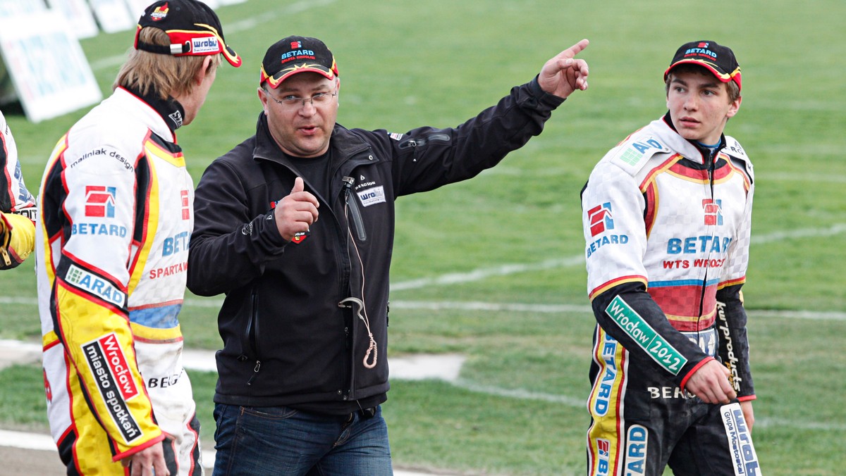 Żużlowcy Betardu Sparty Wrocław w marsowych minach opuszczali Stadion Miejski w Rzeszowie, po tym, jak ulegli beniaminkowi żużlowej ekstraligi PGE Stali Rzeszów. Swojego rozczarowania nie krył trener wrocławian Piotr Baron, który niepowodzenie w niedzielnym meczu usprawiedliwia stanem rzeszowskiego toru.