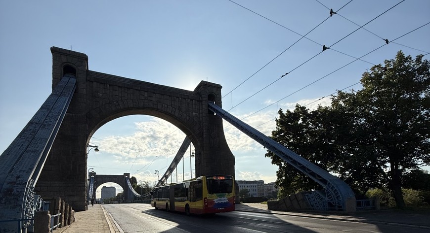Po moście jeżdżą już bez utrudnień autobusy i auta, od soboty wracają tu tramwaje