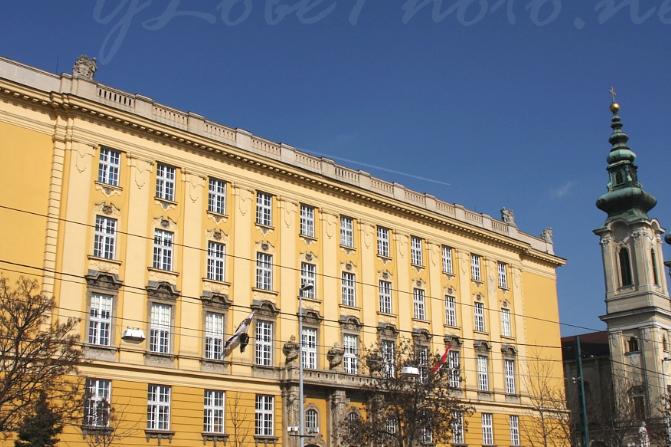 Kizuhant egy lány a budapesti gimnázium harmadik emeletéről