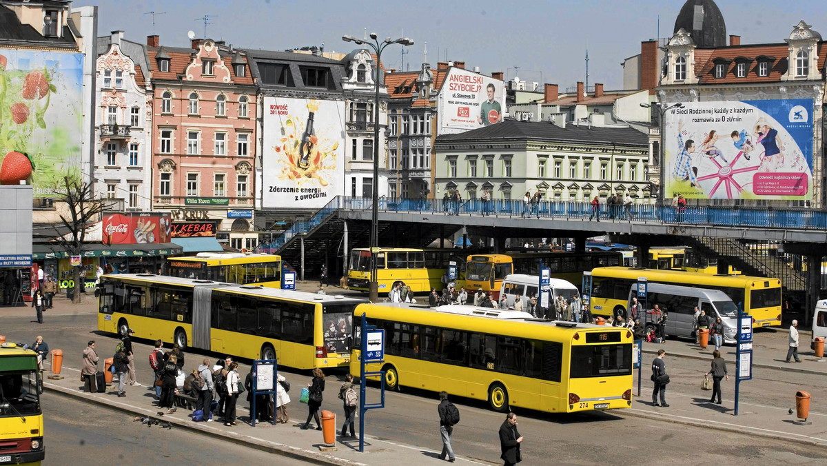KZK GOP na Śląsku podnosi ceny biletów i kupuje luksusowe limuzyny dla zarządu - donosi rmf24.pl.