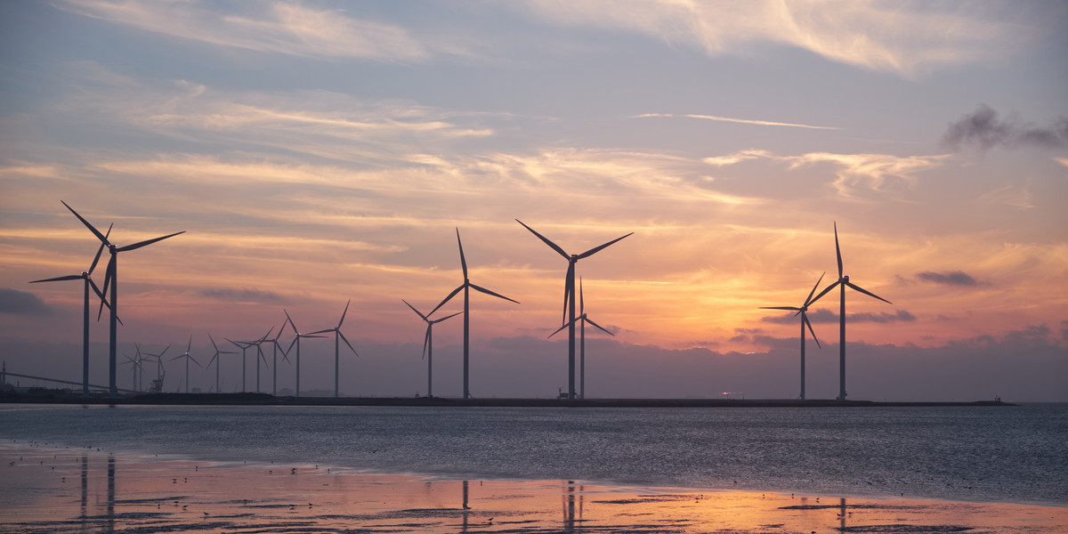 Po planowanych sześciomiliardowych inwestycjach w fotowoltaikę PGE zapowiada, że głównym źródłem produkowanej energii za 20 lat mają być wiatraki na morzu.
