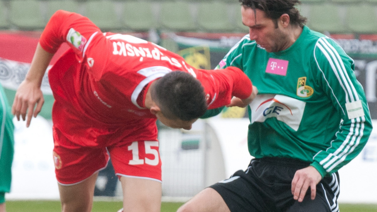 Pomocnik GKS-u Bełchatów Patryk Rachwał doznał urazu głowy w spotkaniu z Widzewem. Pomocnik Brunatnych musiał w 56. minucie meczu opuścić boisko po tym, jak zderzył się z jednym z widzewiaków.