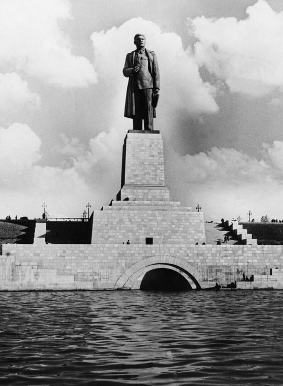 Pomnik Józefa Stalina wzniesiony przy wejściu do kanału żeglugowego Wołga-Don, 1952 r.