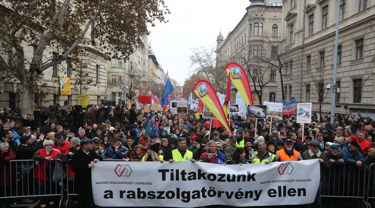 2018 decemberében demonstrációkat is szerveztek az érdekképviseletek A munka törvénykönyve hasonló módosítása miatt / Fotó: RAS-Archív