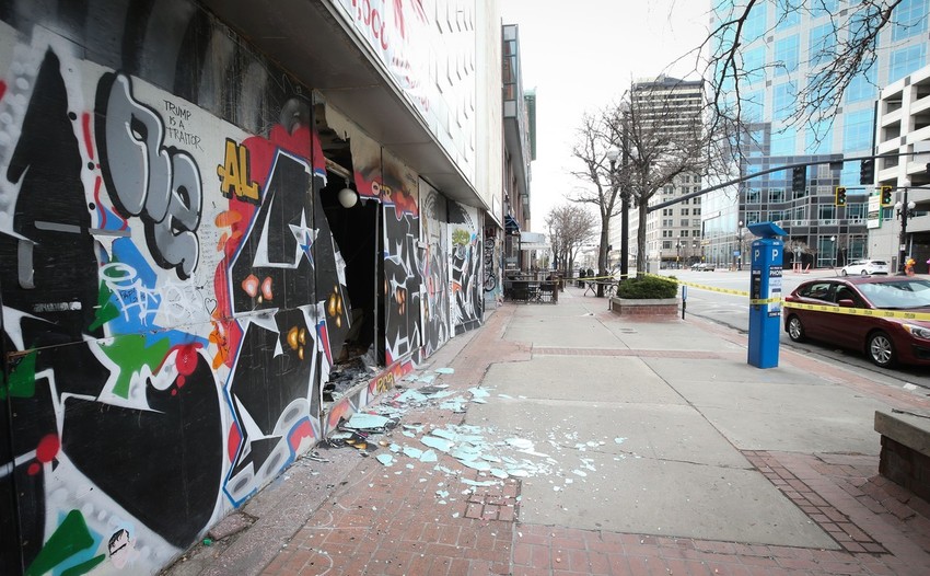 Razbijeno staklo na ulici u Solt Lejk Sitiju