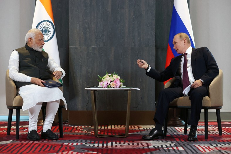 Narendra Modi i Władimir Putin na marginesie szczytu Szanghajskiej Organizacji Współpracy w Samarkandzie, wrzesień 2022 r.