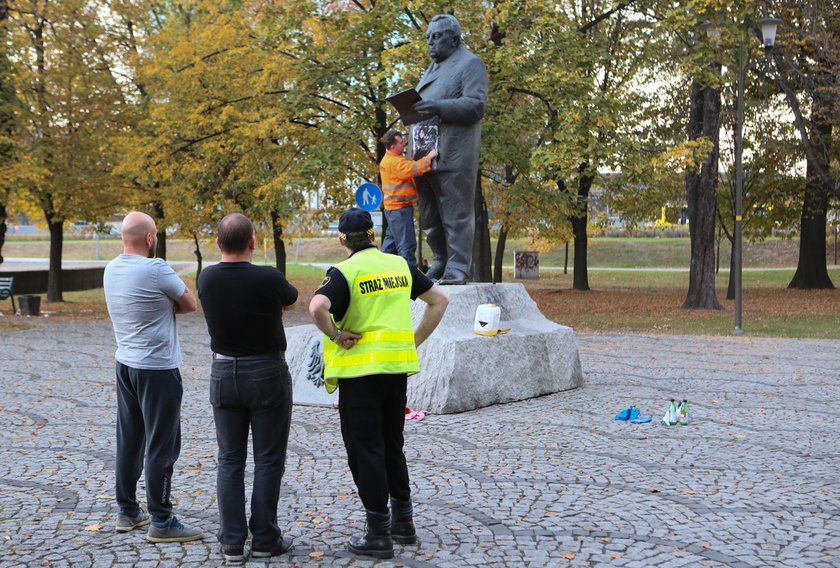 Pomnik Jerzego Zietka po dewastacji .