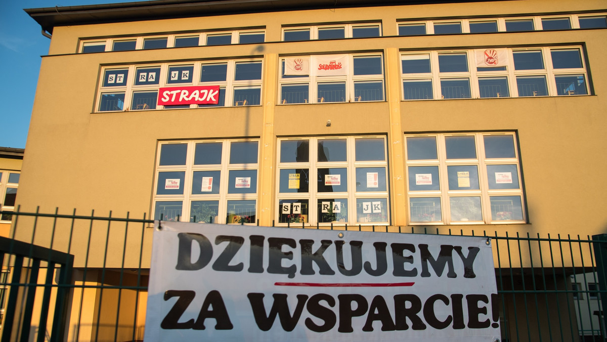 „Wielka Środa dla Nauczycieli” to ogólnopolska akcja wspierająca protestujących pedagogów. Jest ona oddolną inicjatywą pracowników warszawskich teatrów i ludzi kultury. Zachęcają, aby w ramach solidarności z nauczycielami w najbliższą środę (17 kwietnia) o godzinie 12 wyjść przed swoje miejsca pracy na 15 minut i w ten sposób wyrazić swoje poparcie dla strajkujących.