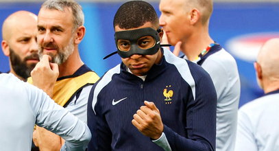 Kylian Mbappe w masce Zorro.  Francuz znów na boisku. Czy zagra z Polską?