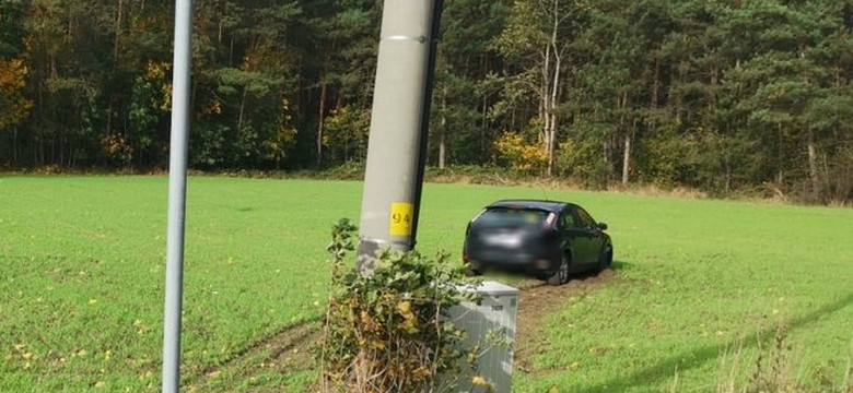 Wjechał w latarnię i zaczął uciekać przed policją do lasu. W rękach miał 1,5-roczne dziecko