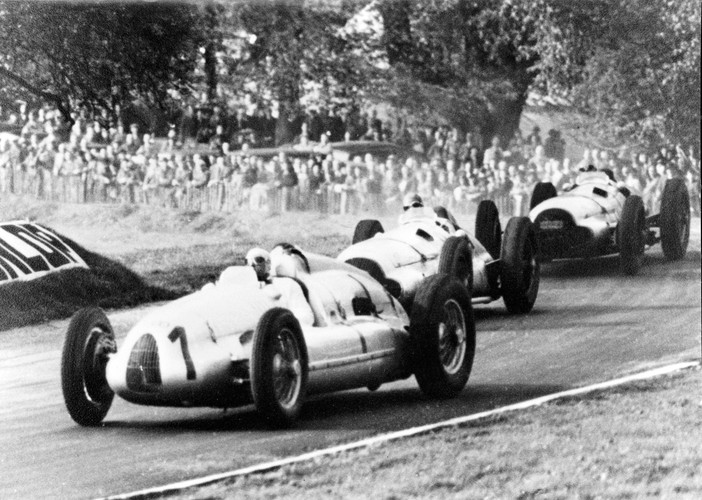 Na te auta nie było wtedy mocnych - mało kto wie, że maszyny Auto Union i Mercedesa aż do wybuchu II. Wojny Światowej w 1939 roku dominowały na arenach wyścigowych całego świata