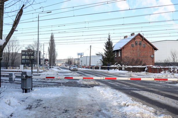 Autobus z dziećmi utknął na rogatkach