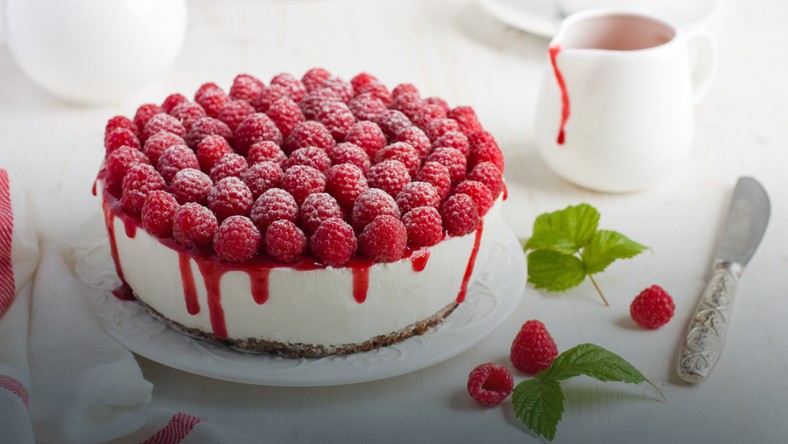 Biszkoptowy Tort Malinowy Z Polewa I Musem Z Malin Przepis