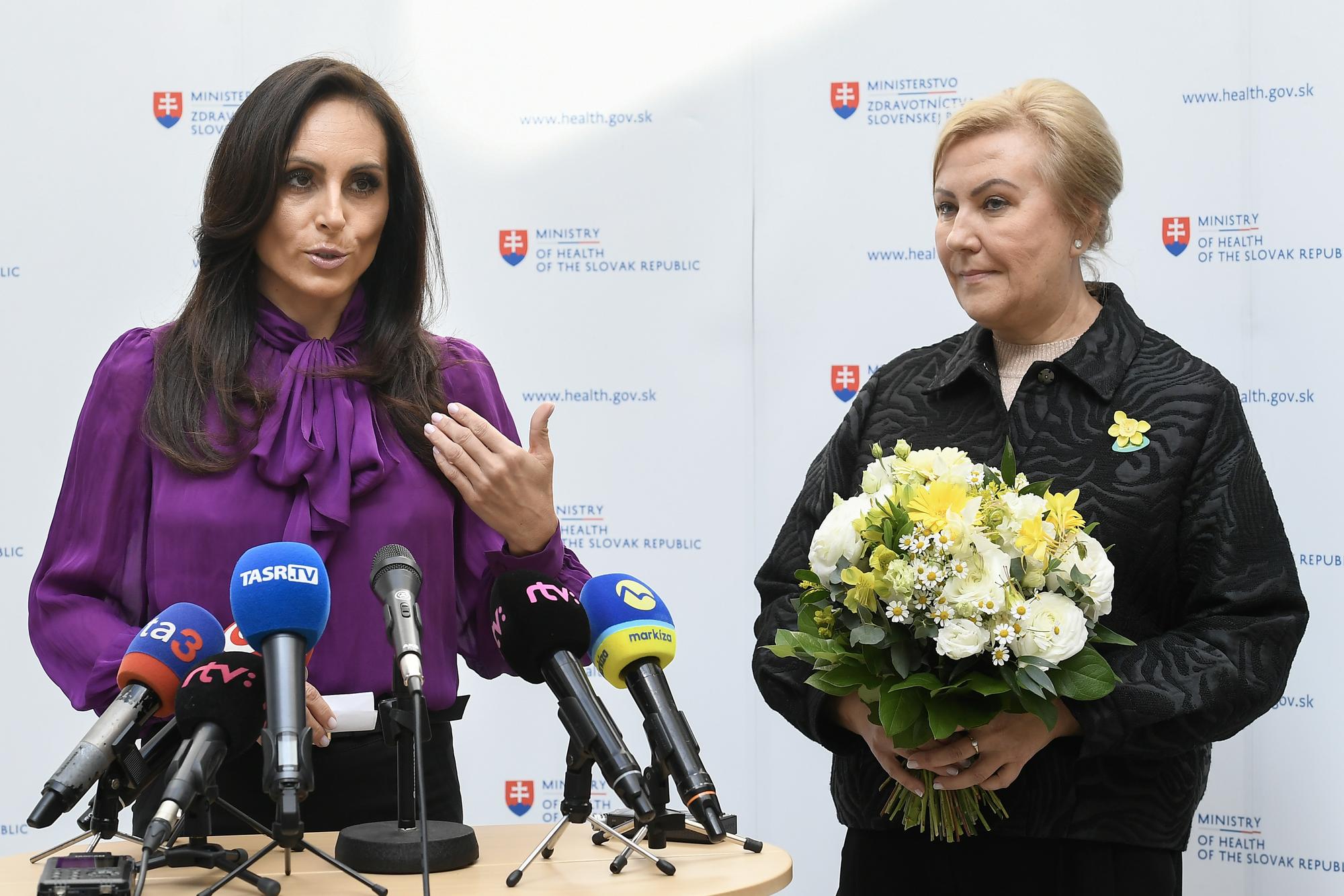 Zľava ministerka zdravotníctva SR Zuzana Dolinková (Hlas-SD) a výkonná riaditeľka Ligy proti rakovine (LPR) Eva Kováčová.