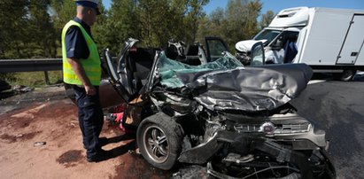 Tragiczny wypadek. Fiat wjechał pod ciężarowe Iveco. Rodzina nie żyje