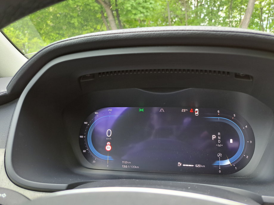 Volvo S90 ma ekran w miejscu tradycyjnych wskaźników. Jednak grafika tych wirtualnych wskaźników przypomina zwykłe "zegary" - prędkościomierz i obrotomierz. Możliwości zmiany ustawień nie są zbyt duże.
