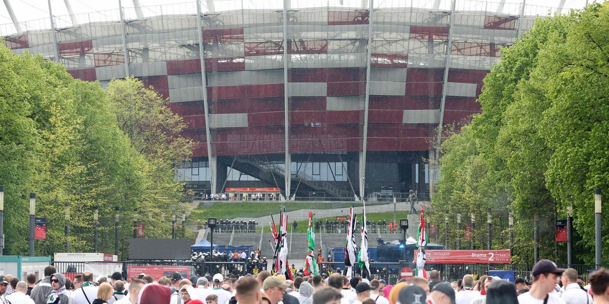 W tłumie kibiców mężczyzna z siekierą. Akcja przed finałem Pucharu Polski.