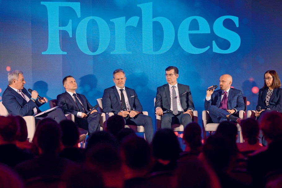 O tym, jak wzmocnić polski biznes przed wyzwaniami dekady, rozmawiali (od lewej): Paweł Zielewski, redaktor naczelny „Forbes” Polska; Marek Gryczka, członek zarządu Nice To Fit You​; Arkadiusz Rochala, dyrektor generalny i wiceprezes zarządu Pluxee Polska​; Robert Maciąg, prezes zarządu LSP Group​; Bartłomiej Muzykiewicz, prezes zarządu MGDF Consulting​; Ewa Łuniewska, wiceprezes zarządu ING Bank Śląski.