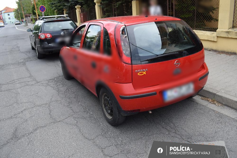 Muž po vplyvom drog spôsobil v Lučenci dopravnú nehodu.