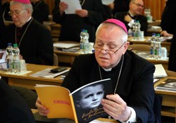 Bp legnicki złożył rezygnację. W tle zaniedbania ws. nadużyć seksualnych