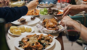 Povećanje težine posle prazničnog obroka uglavnom je posledica zadržavanja vode